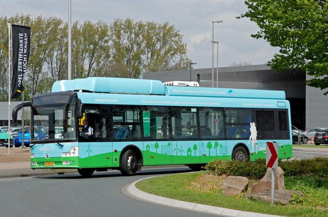 Bildzeile:
Wasserstoffbusse haben eine größere Reichweite und können in wenigen Minuten betankt werden. Foto: Stadtwerke Münster