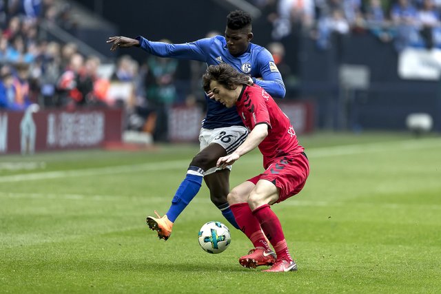 Breel Embolo und der S04 müssen sich dringend gegen den SC Freiburg durchsetzen, um die ersten Punkte einzufahren.