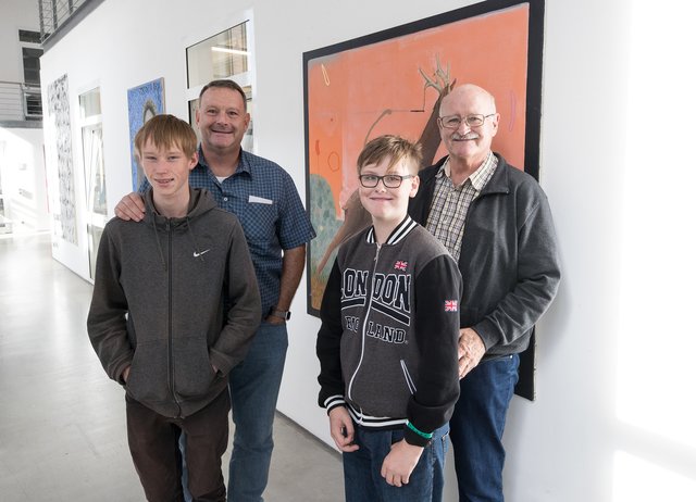Drei Generationen zusammen am Campus-Tag unterwegs:  Hennig, Julius, Klaus und Carsten Schmies sahen sich in der Kunsthochschule um. | Foto: Lukas