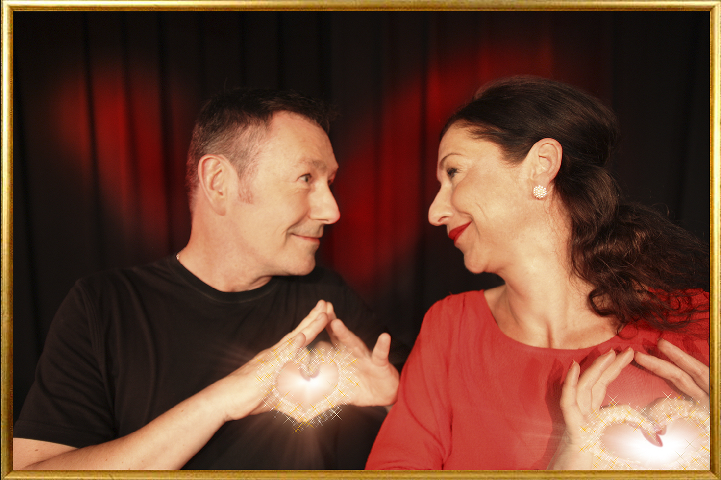 Oliver Priebe und Sabine Kügler: So harmonisch wie dieses Bild vermuten lässt, geht es in "Was Frauen wollen ... " nicht immer zu. Foto: KaBARett Flin