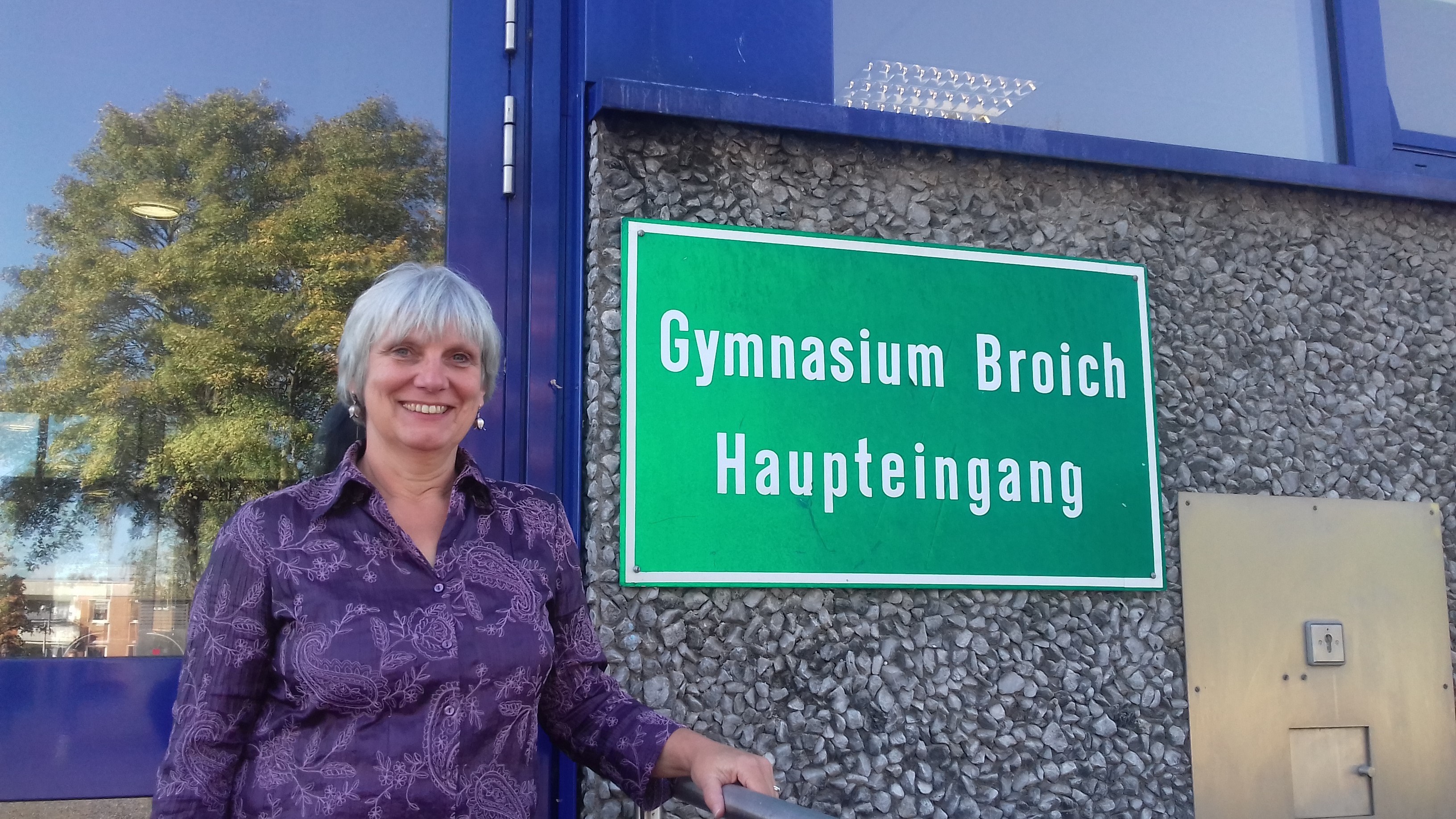 Angela Huestegge vor ihrer neuen Schule (Foto: Emons)