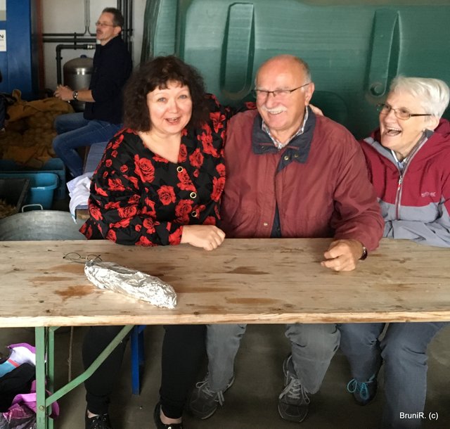 2 Bürgerreporterinnen waren immerhin dabei... auf dem Hof Scheffer beim Kartoffelfest! Und der Horst! :P