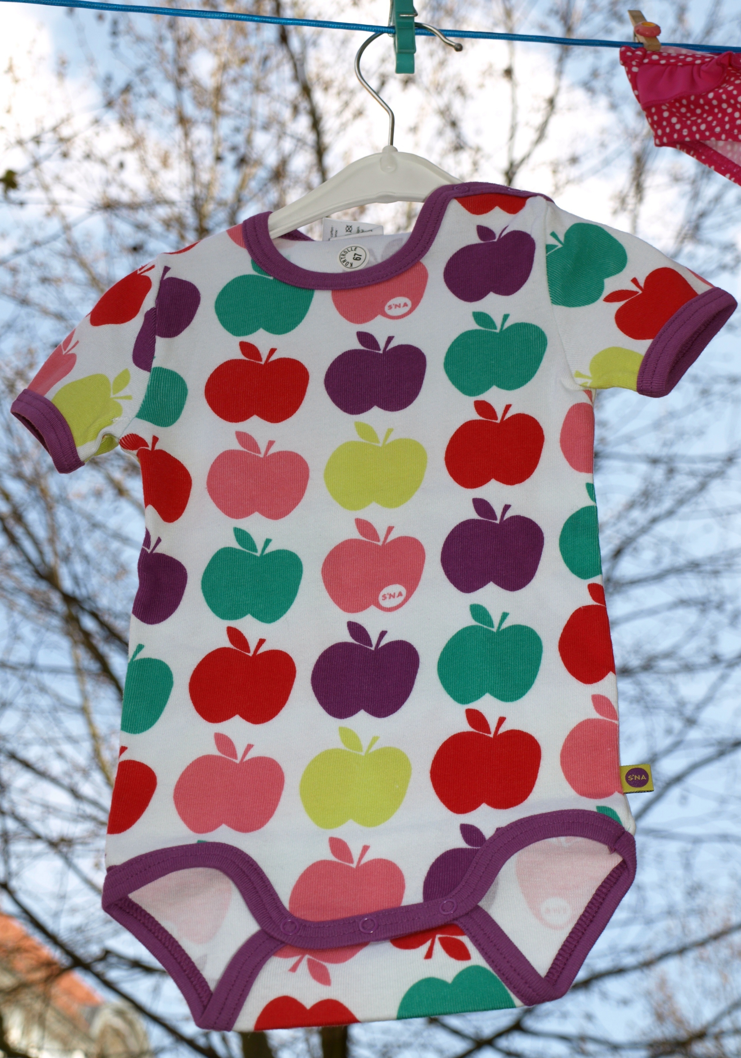 Baby- und Kinderkleidung werden beim DRK auf dem Flohmarkt verkauft.
