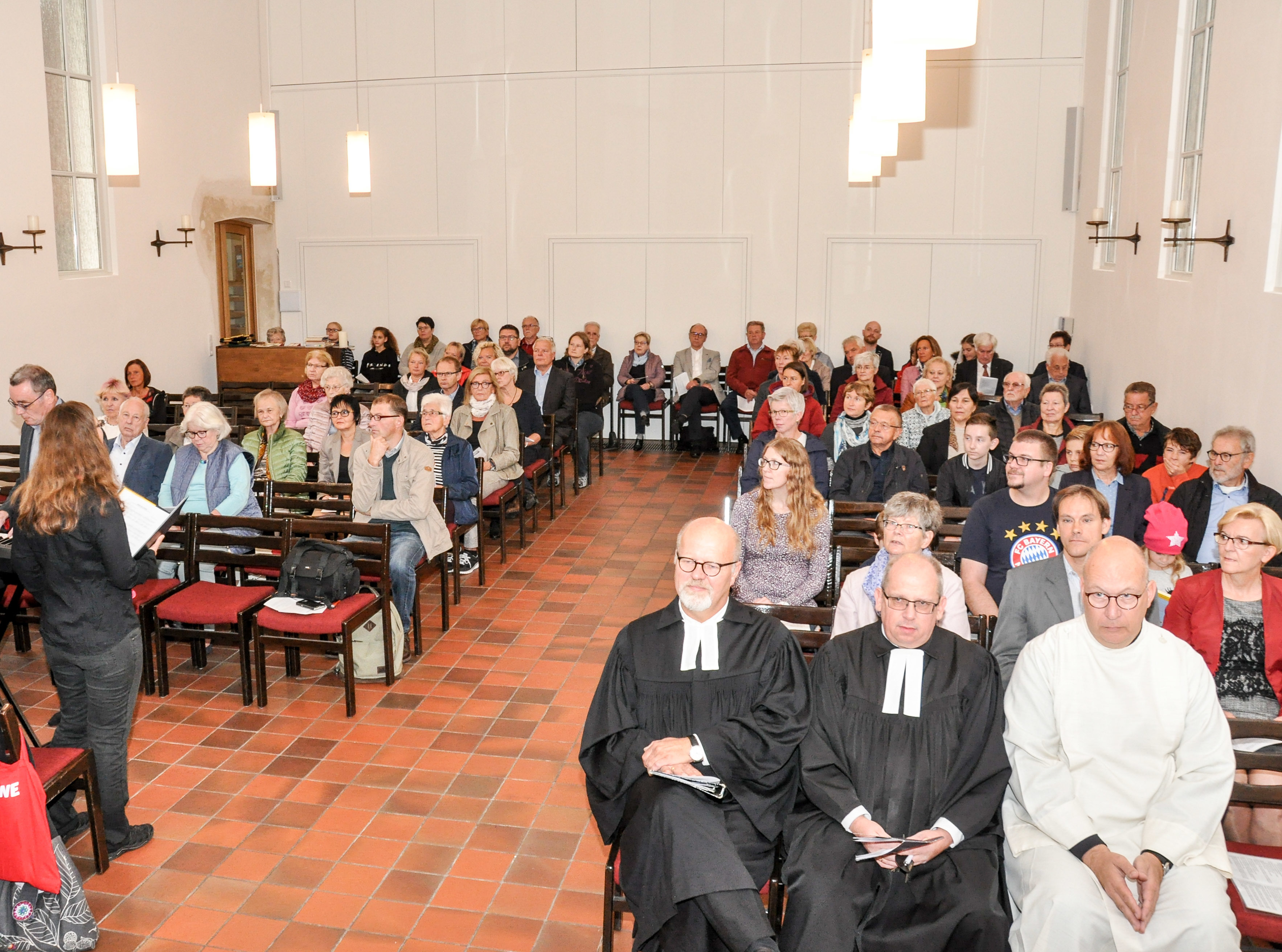 Bei fast voller Kirche hören sie dem Gesang zu: Superintendent Ulf Schlien, Pfarrer Thorsten Melchert, Pfarrer Dieter Hogenkamp (v.l.)
