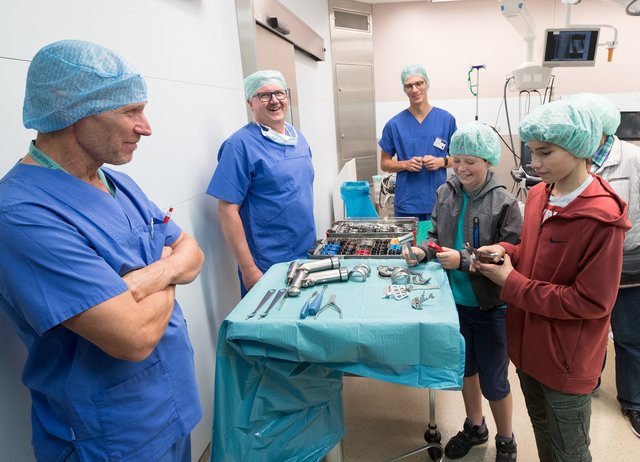 Im Josef-Krankenhaus ließen sich Besucher zum Beispiel Operationswerkzeug erklären. | Foto: Lukas