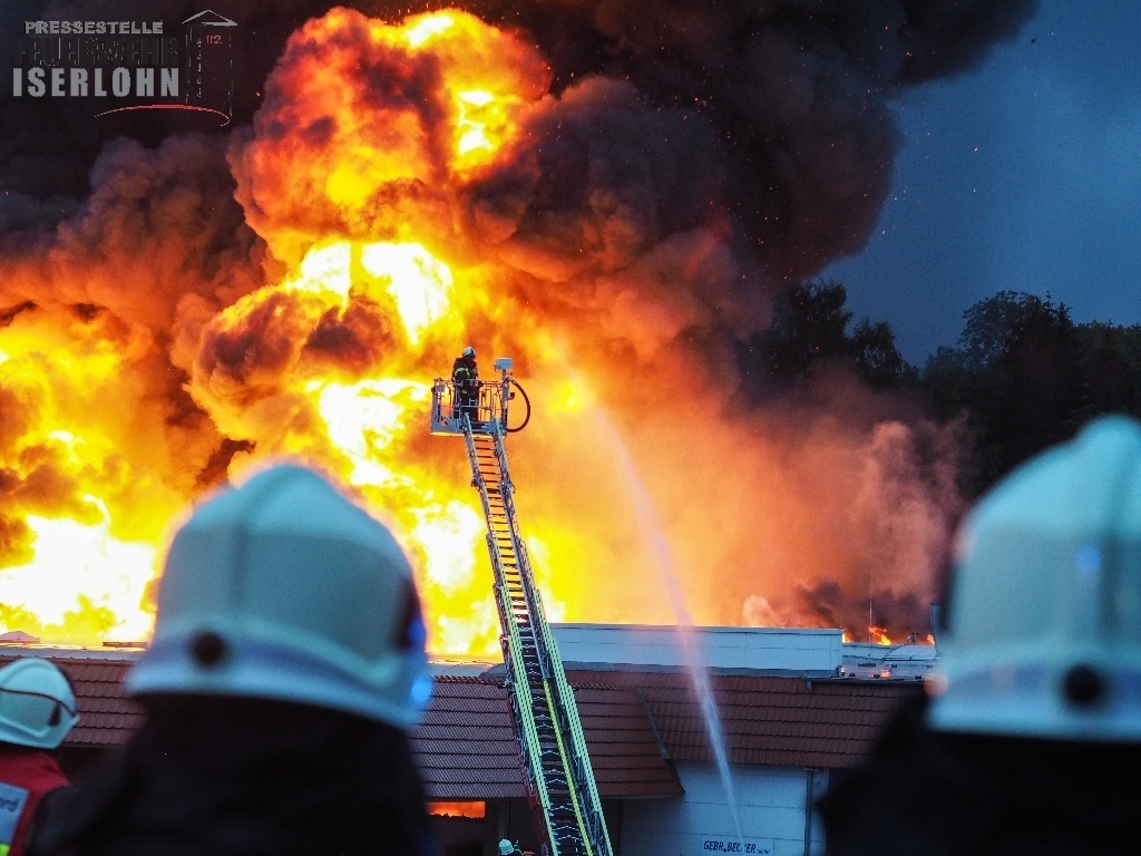 Beim Großbrand einer Galvanik in direkter Nachbarschaft zum Museumsdorf bekämpfte ein Großaufgebot der Feuerwehr die Flammen. Foto: Feuerwehr Iserlohn