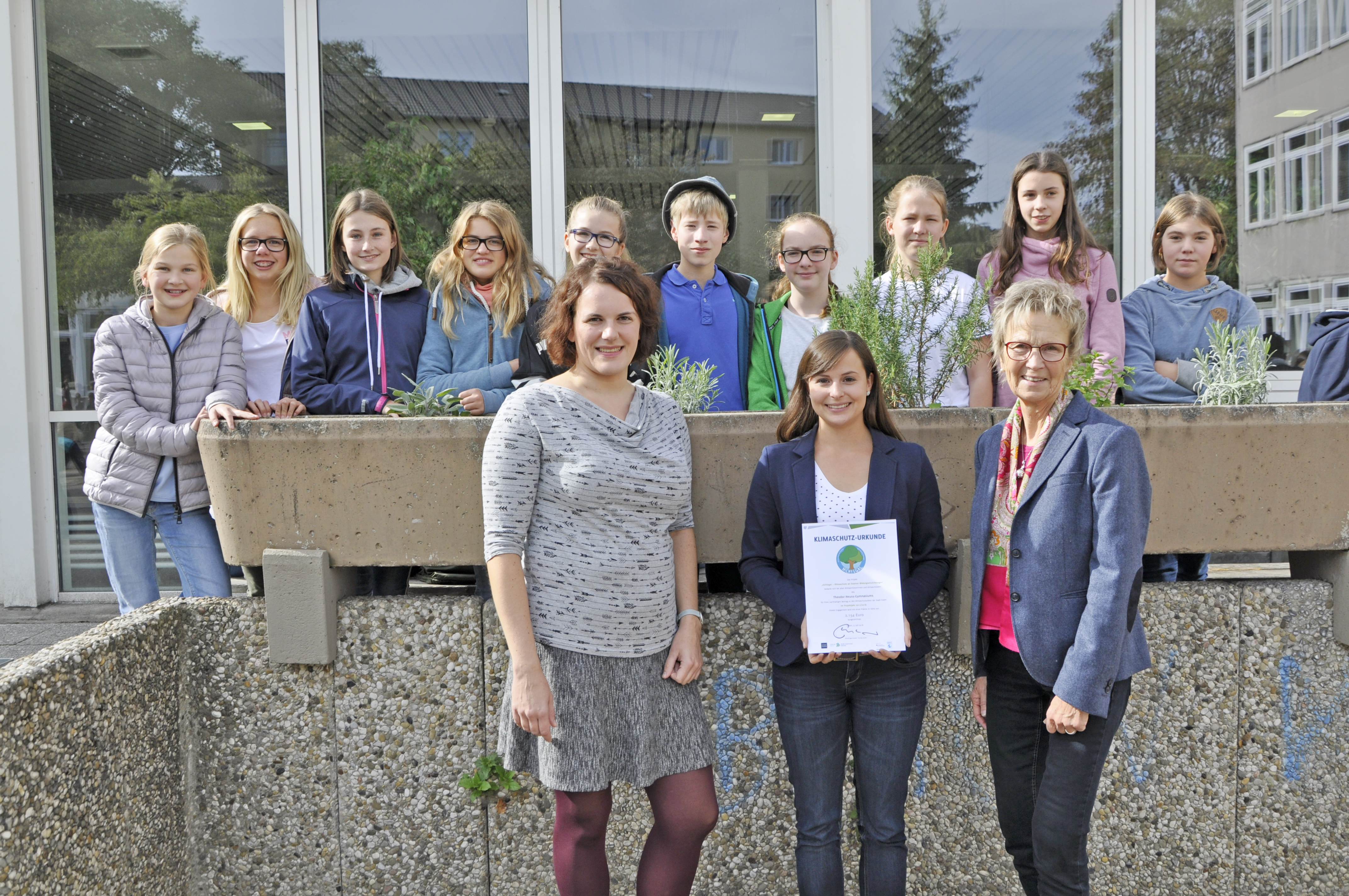 Klimamanagerin Ute Zeise (rechts) überreichte AG-Leiterin Isabel Edeler (Mitte) eine Urkunde für das Engagement der Schule in Sachen Nachhaltigkeit.Foto: till