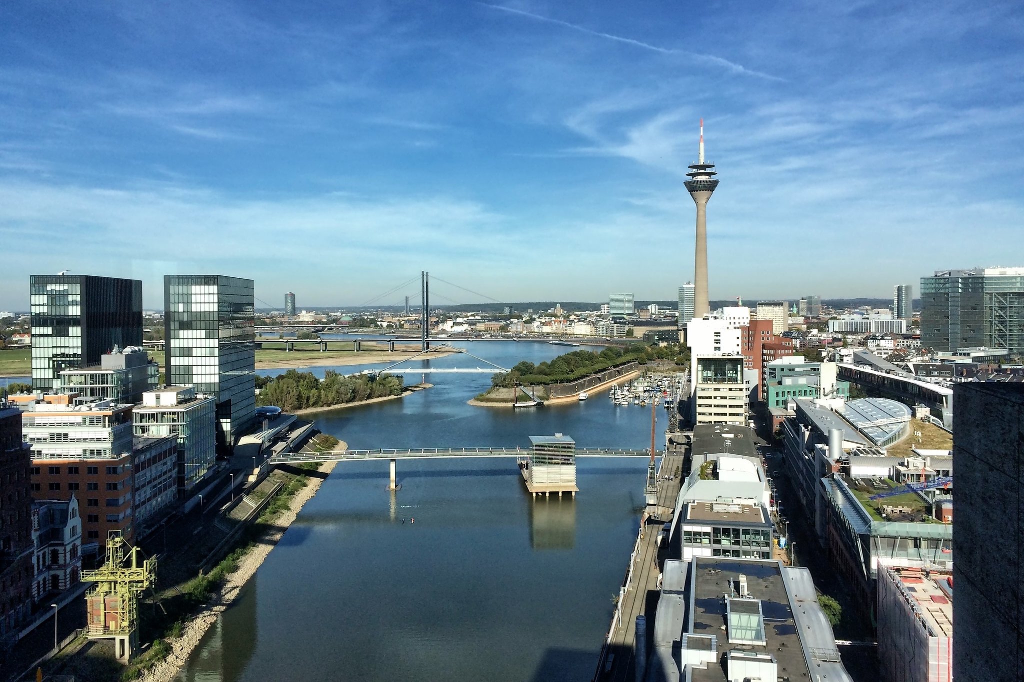 Unterwegs in Düsseldorf: Der Medienhafen von oben und Spiegelungen ohne Ende - Düsseldorf