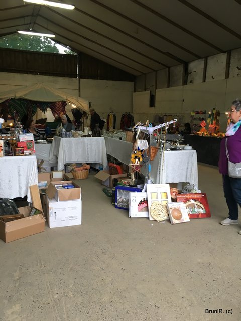 Hier ist der Stand meiner Freundin! Da hinten sitzen die beiden...