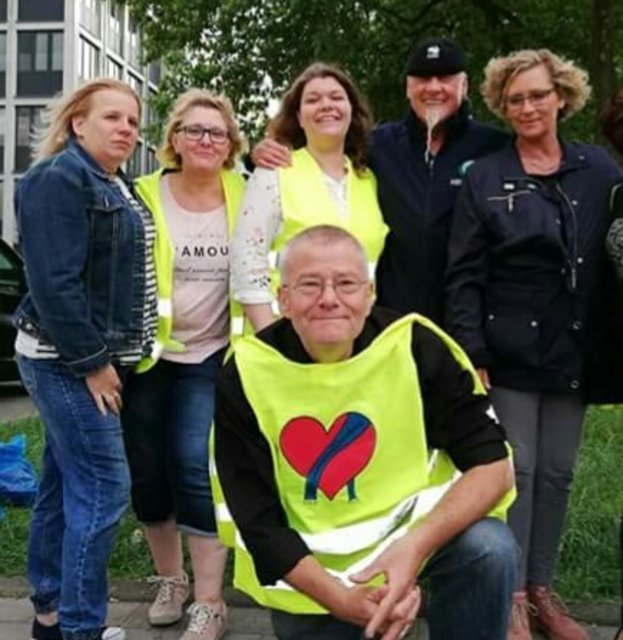 v.l. Das Herzenswärme Team v.l. Ela Bexte, Bärbel Ebert, Michelle van Nijenhoff, Gilla Neufend und Lutz Muhr mit dem Sternekoch René Kalobius oben 2.v.links | Foto: herzenswärme