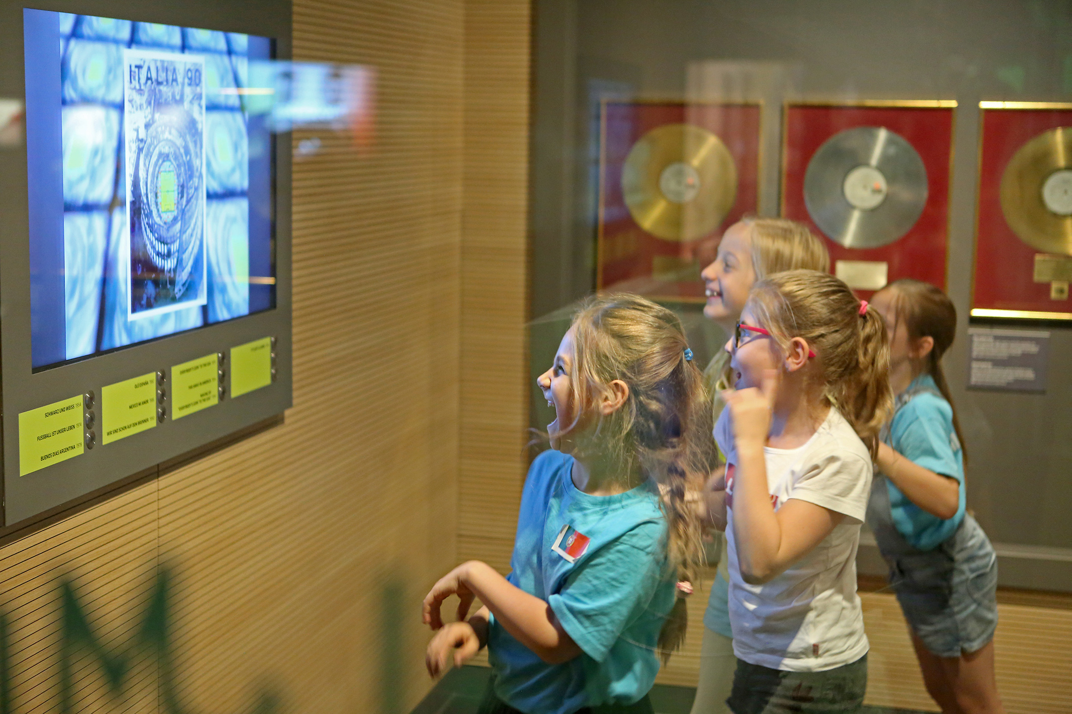 Das Ferienprogramm im Fußballmuseum macht viel Spaß. Ein junger Steilpass-Reporter darf es vorab testen und darüber schreiben. Foto: C. Kobow