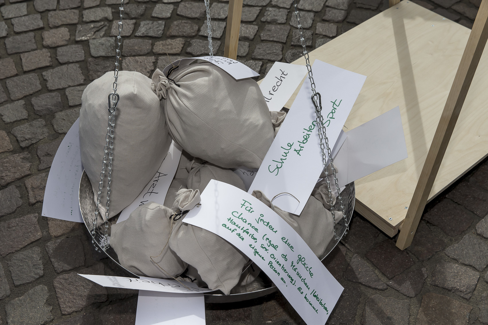 Passanten beschrifteten Zettel und füllten die Waagschalen.