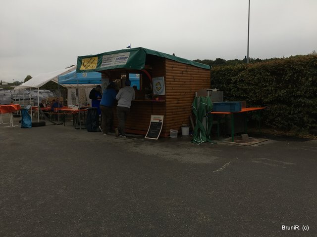 Am Fischstand kaufte ich mir noch eine geräuchrte Makrele und ein Matjesbrötchen, das ich auf der Heimfahrt aß!