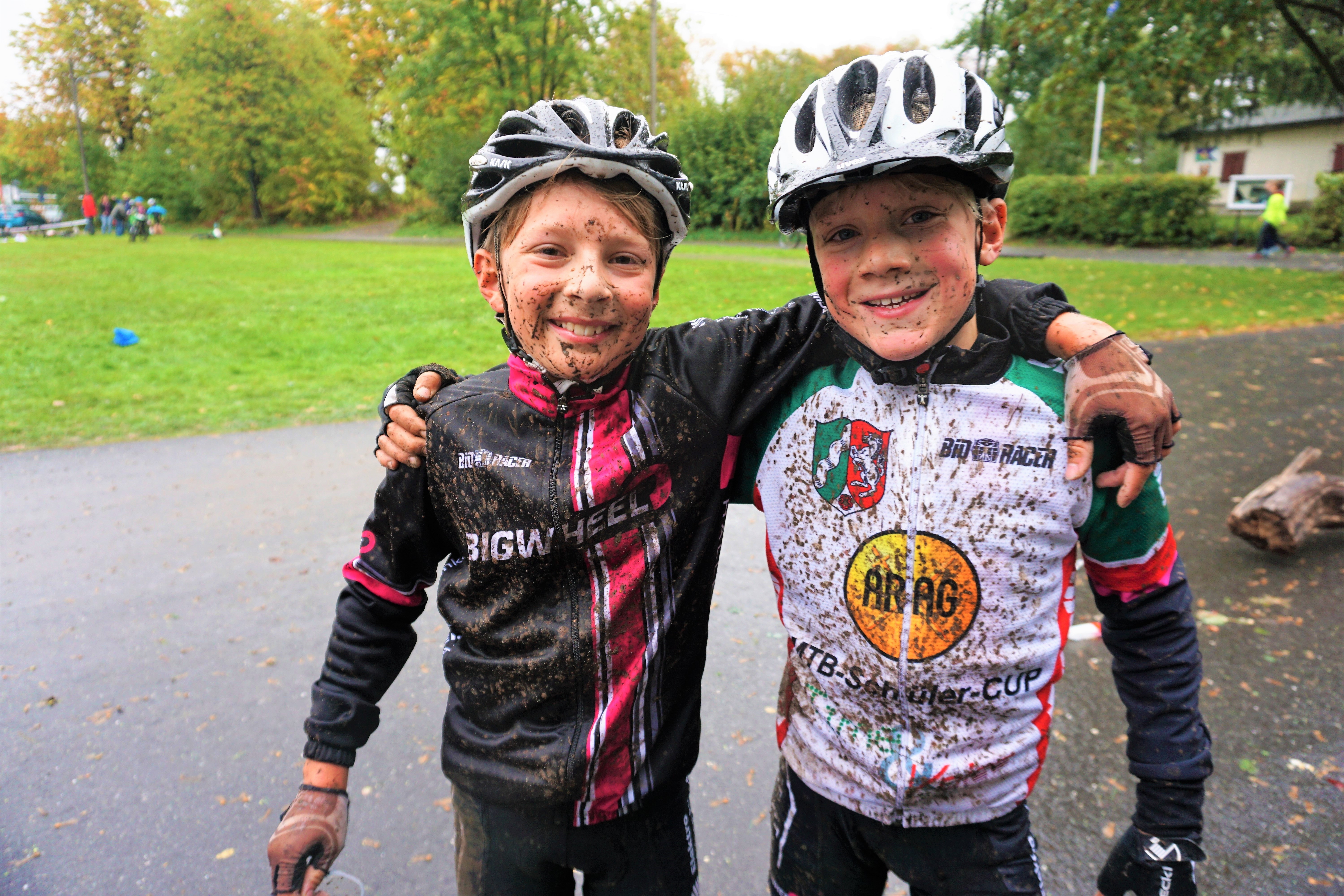 Strahlten im Matsch um die Wette: Gesamtsieger Luke Wehner (re.) und Drittplatzierter Johannes Klage (beide Klasse U11). Foto: ATV