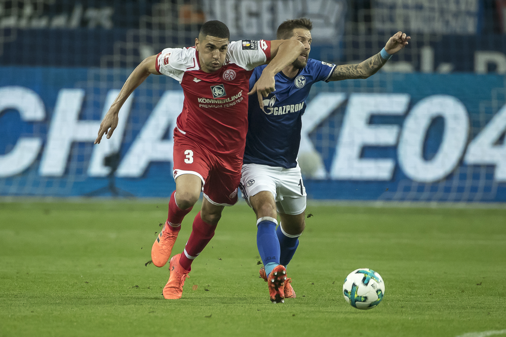 Kampf ist Trumpf. Zwischen dem FC Schalke 04 und Mainz 05 dürfte es heiß hergehen. Die Königsblauen um Guido Burgstaller (r.), der beim vergangenen Heimspiel gegen die 05er einen Treffer zum 2:0-Sieg beisteuerte, sind zum Siegen verdammt.