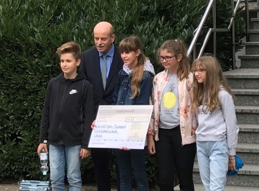 Das Team der Jahrgangsstufe 6 durfte sich bei dem Schülerwettbewerb über den fünften Platz und 500 Euro freuen, überreicht von Personalleiter Dr. Jens Herold.