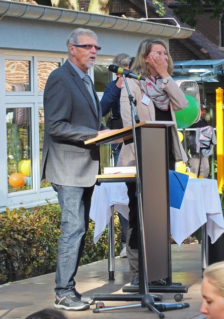 Ein Geschenk wird überhändigt