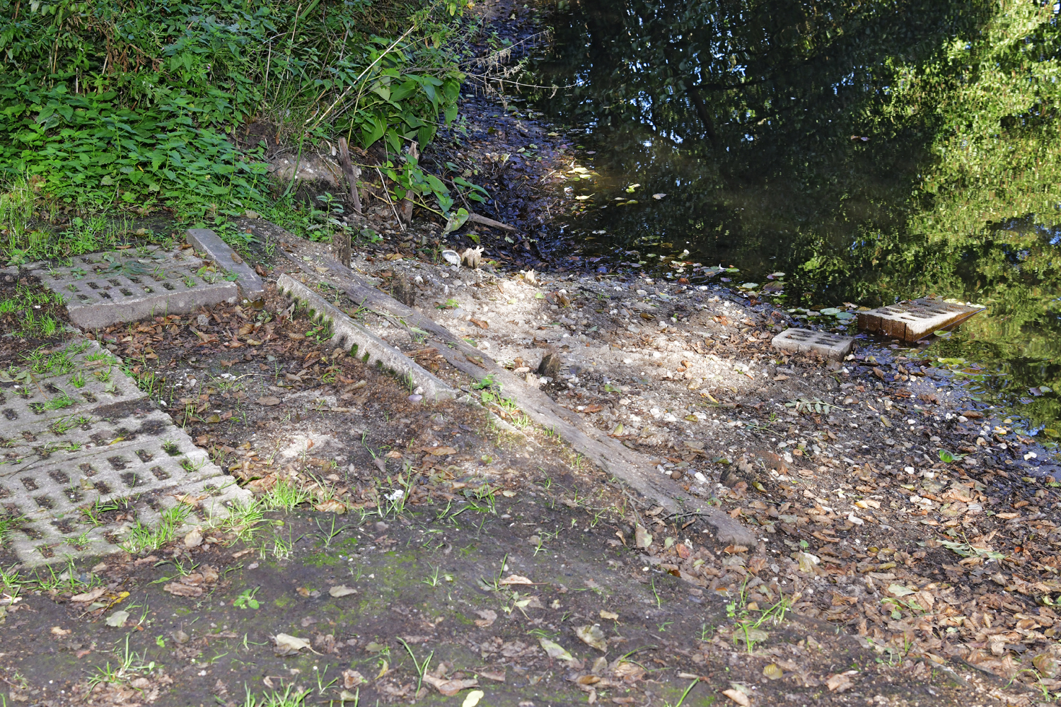 Lochsteine, die in den Anglerbuchten den Anglern für eine geebnete Bodenfläche dienen, wurden am Quälingsteich in Rentfort kurzerhand von Vandalen herausgerissen und ins Wasser geworfen. Foto: Kariger