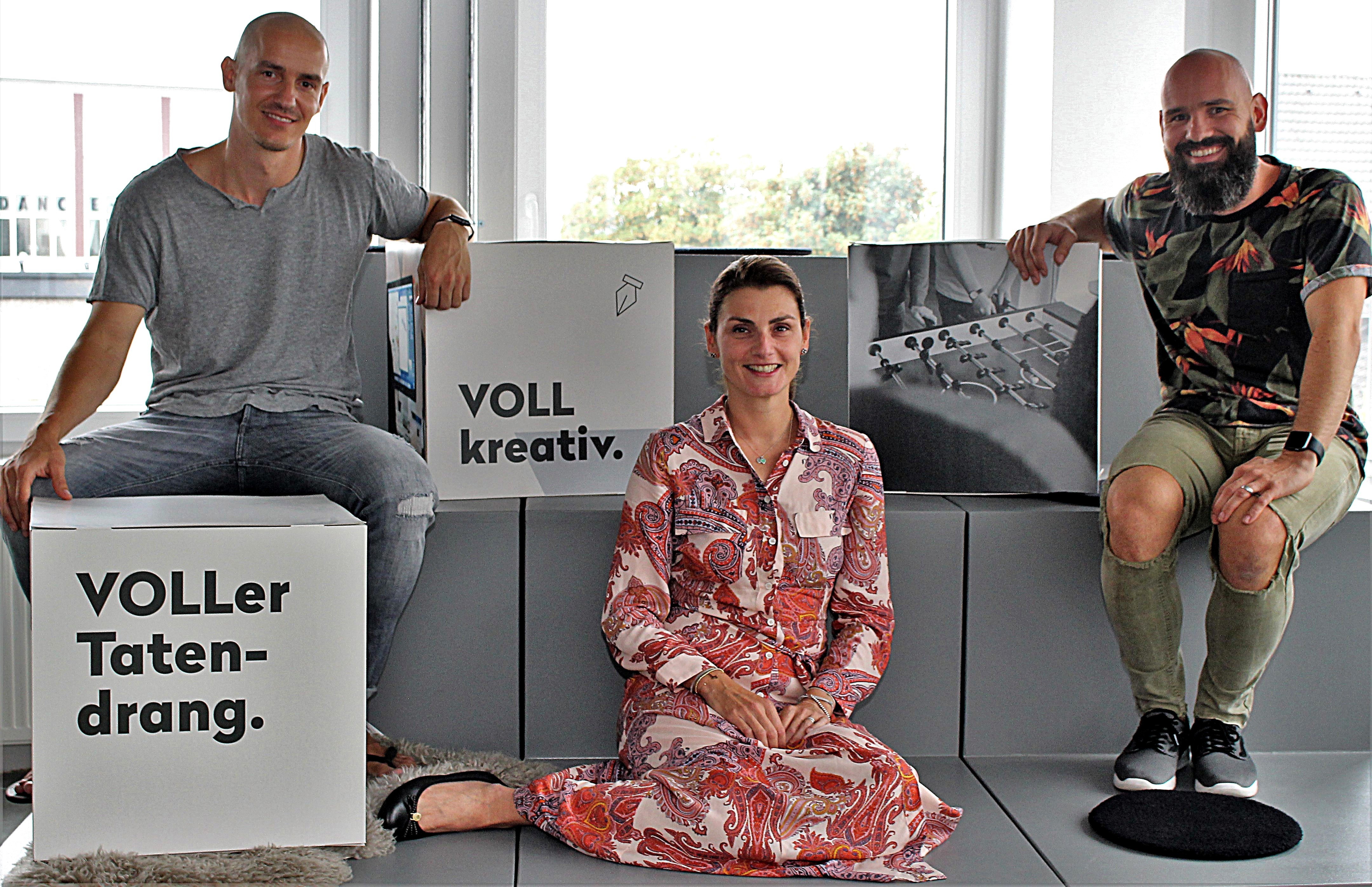 Die Brüder Dawid Schäfers und Adrian Gurzynski mit Tanja Reichenberg Foto: Volksbank