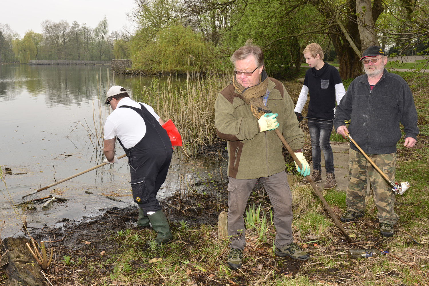 Gladbecker Anglergemeinschaften befreien am Tag zum "Gladbeck putzt", wie hier am Nordpark, an Gladbecker Gewässern den Uferbereich von Müll. Foto: Archiv/Kariger