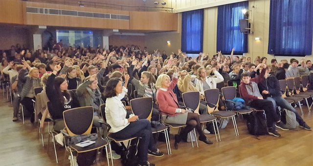 Alle Hände hoch: „Wer möchte, dass Deutschland in der EU bleibt?“
Foto: Henschke