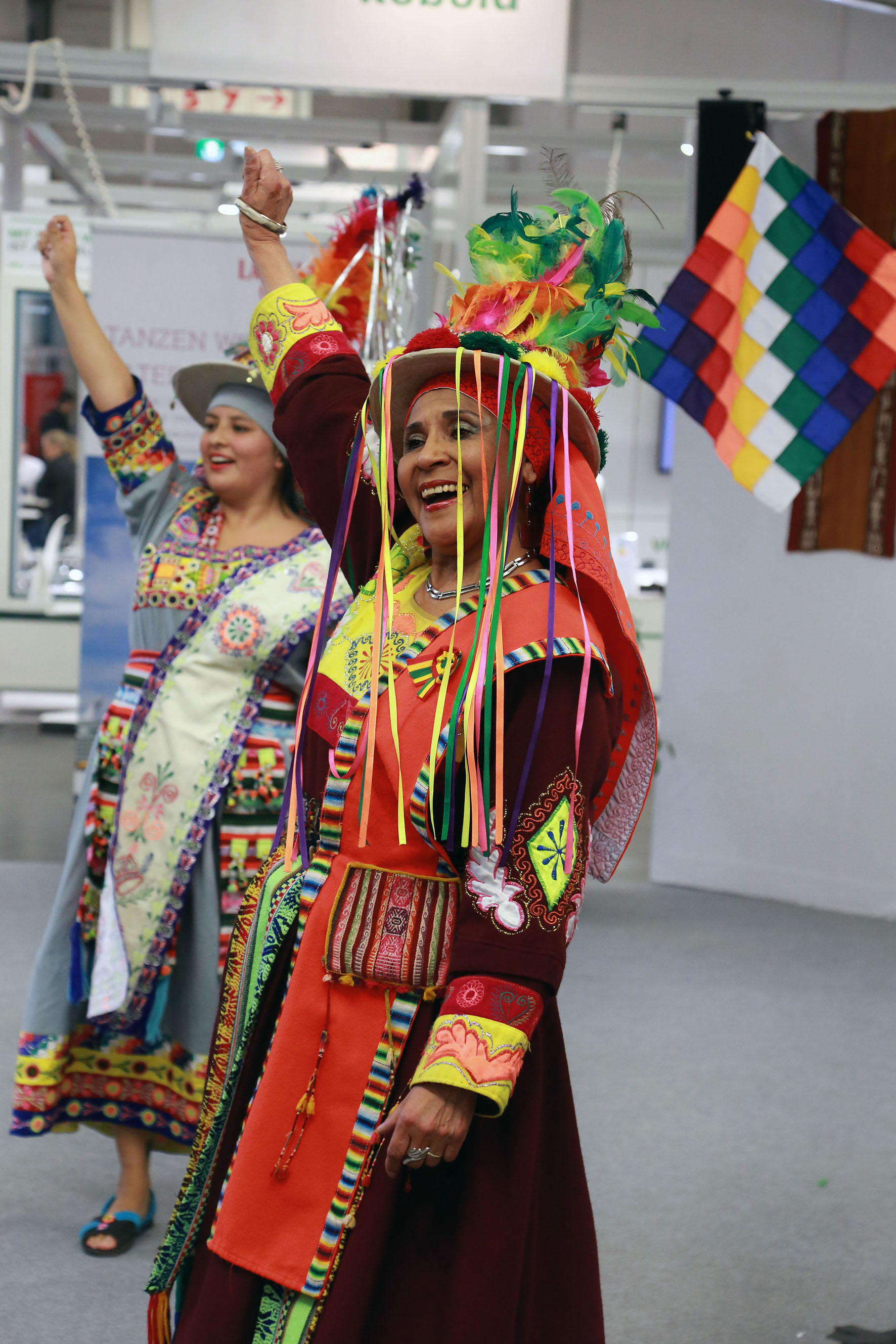Bunte Vielfalt präsentiert ein ganzer Marktplatz auf dem Dortmunder Herbst in der Messe Westfalenhallen. Hier zeigen Dortmunder Kulturvereine wie farbenfroh die Stadt ist.
