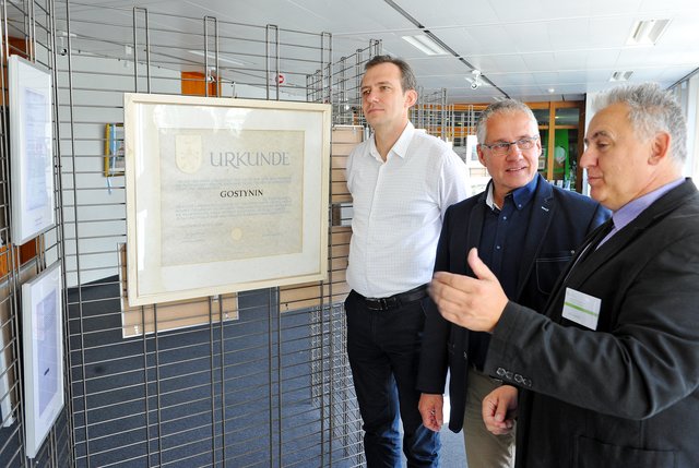 Eine Ausstellung im Rathaus-Foyer (1. Etage) lässt die 20-jährige Städtepartnerschaft mit Gostynin Revue passieren, Auf dem Foto von links: Pawel Kalinowski, Bürgermeister der Stadt Gostynin, Bürgermeister Frank Schneider und der Historiker Uwe Augustin.