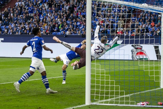 Spektakulär, aber etwas zu ungenau. Wer genau hinschaut, findet den Ball an der Latte wieder. Yevhen Konoplyanka (m.) musste eine halbhohe Flanke aus vollem Lauf akrobatisch als Seitfallzieher verwerten. Das runde Leder klatschte aber nur gegen die Latte.