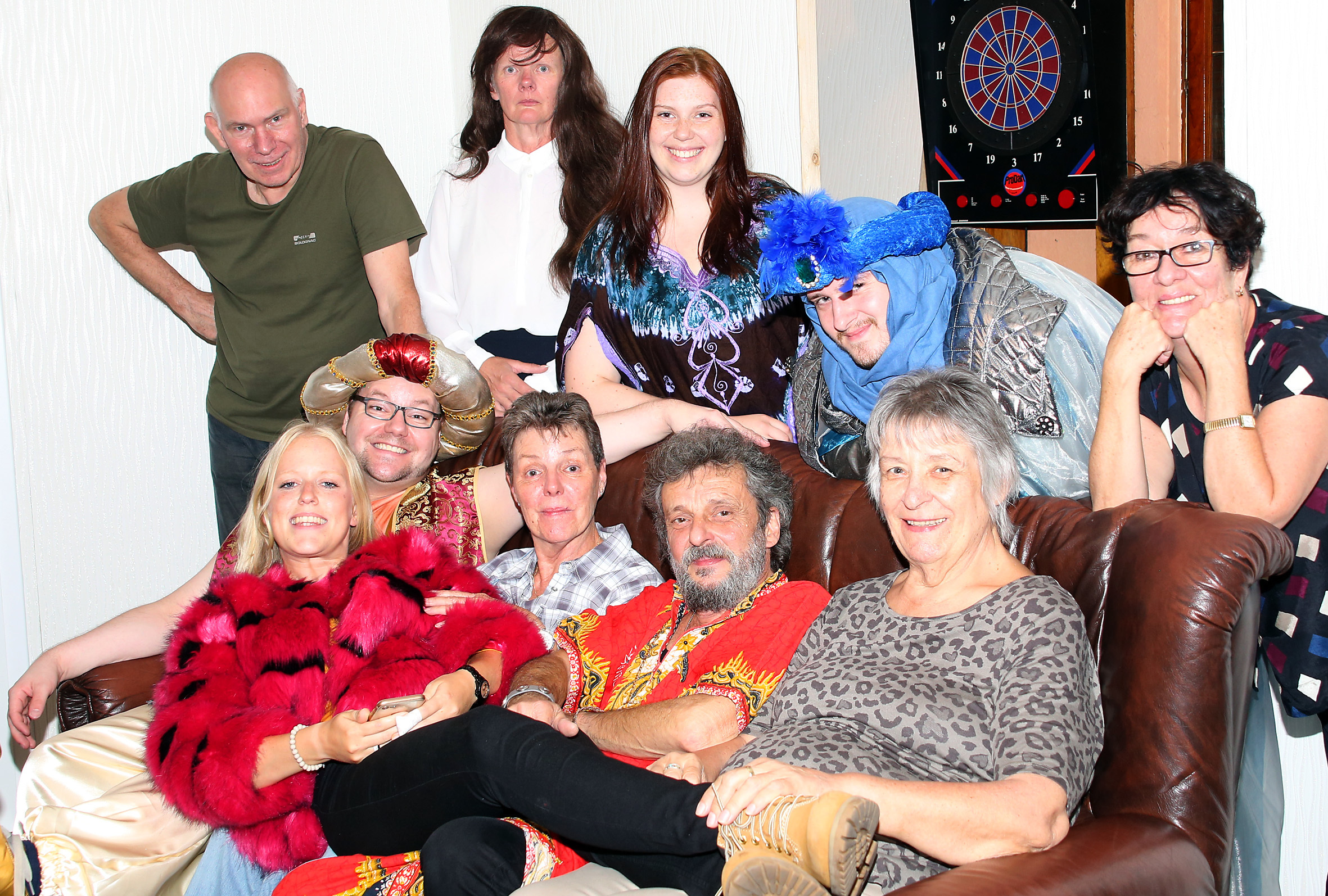 Das Team mit Corinna Kawaters (Kostüme), Barbara Hungwe (Souffleuse), Roswitha Wieland (Darstellerin der Sandra), Barbara Sellhoff (Darstellerin der Chantal), Andrea Twellmann (Darstellerin Frau Buhlbach), Roman Wieland (Autor, Regisseur und Darsteller), Michael Schaf (Darsteller von Benno), Hans Rosolski (Bühne/Licht/Ton). Jan Schläfke (Darsteller vom blauen Dschinn).