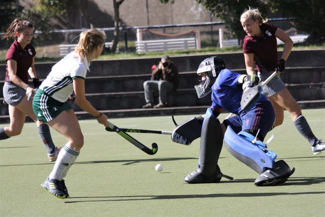 Eva Freudenberg (vorne) versucht die gegnerische Torfrau zu umspielen.