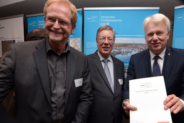 Stolz auf die Anerkennung durch den preis: (v.l.) : Stadtrat Ludger Wilde, Oberbürgermeister a.D. Dr. Gerhard Langemeyer und Oberbürgermeister Ullrich Sierau.
