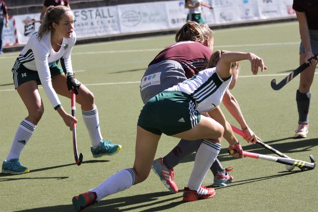 Laura Apeltrath (vorne) im Kampf mit einer Münchenerin. Im Hintergrund beobachtet xxxxxxx die Szene.