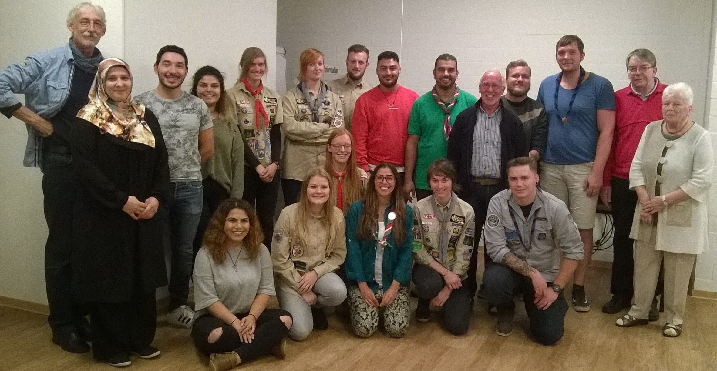 Ein buntes Bild zeigte sich beim Gruppenfoto der Akteure.