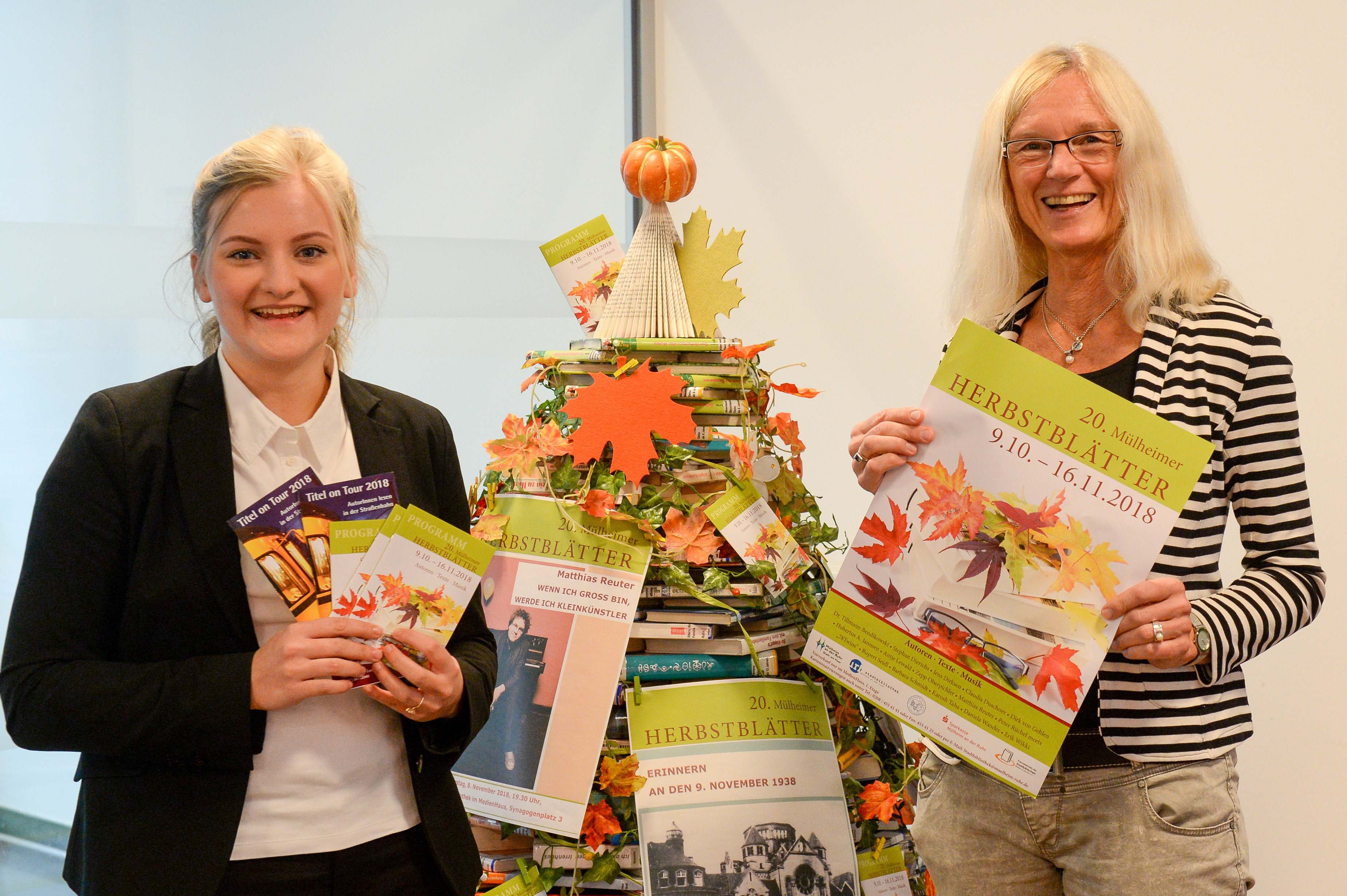 Johanna Quast vom Sponsor Sparkasse Mülheim an der Ruhr und Claudia vom Felde, Leiterin der Stadtbibliothek, stellten das Programm der 20. Mülheimer Herbstblätter vor.
Foto: PR-Fotografie Köhring/SM