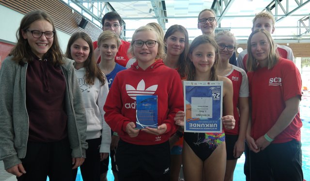 Nicht ganz überraschend war der SCD-Sieg in der Vereins-Gesamtwertung. Für die richtige Urkunden-Haltung fehlte den Schwimmern nach 24 Stunden die Kraft und dem Fotografen das Auge.