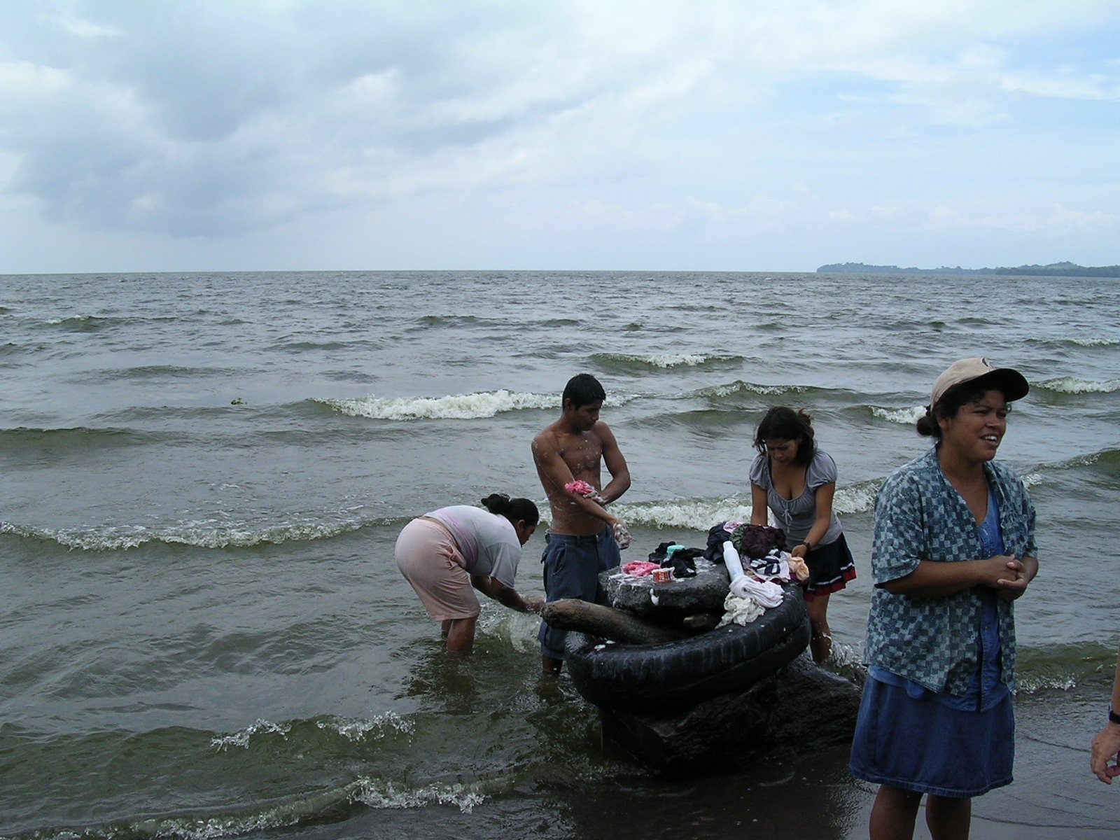 Alltag auf Ometepe - Frauen machen Wäsche im See