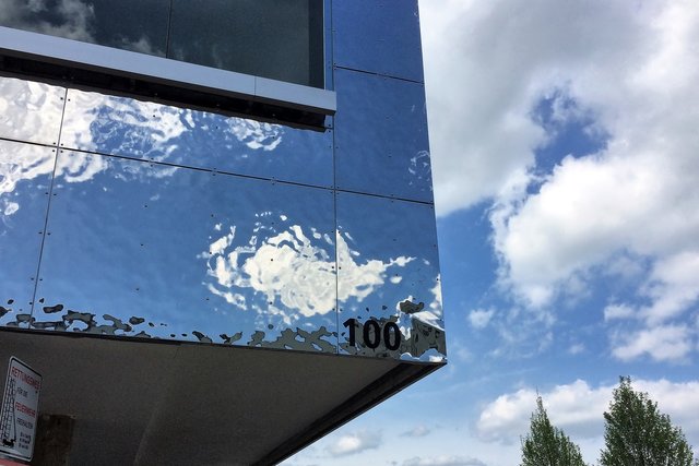 Die glänzende Metallfassade