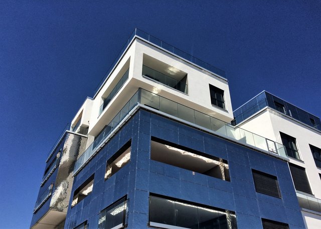 Die glänzende Metallfassade