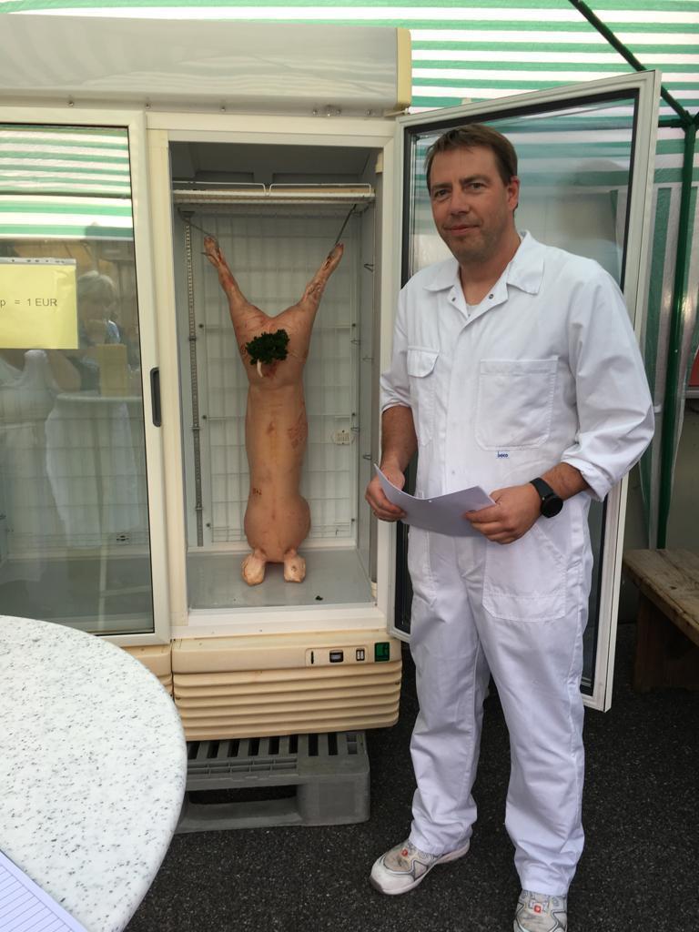 Dieses Spanferkel wurde beim Panhasfest in Wesel verlost. Das korrekte Gewicht des Spanferkels "betrug 19,717 Kilogramm. Der Erlös aus dieser Aktion geht in diesem Jahr an den Verein Gänseblümchen Voerde e.V., ein Verein zur Unterstützung krebskranker Kinder.", so Hermann Steinbring, der sich über die zahlreichen Besucher freute.