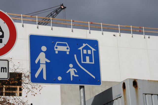 Dass hier die Radfahrer in allen ! Richtungen durchbrettern ist inzwischen zum ÜBEL geworden . An der Rathaus Seite ( WC Anlagen ) vorbei !