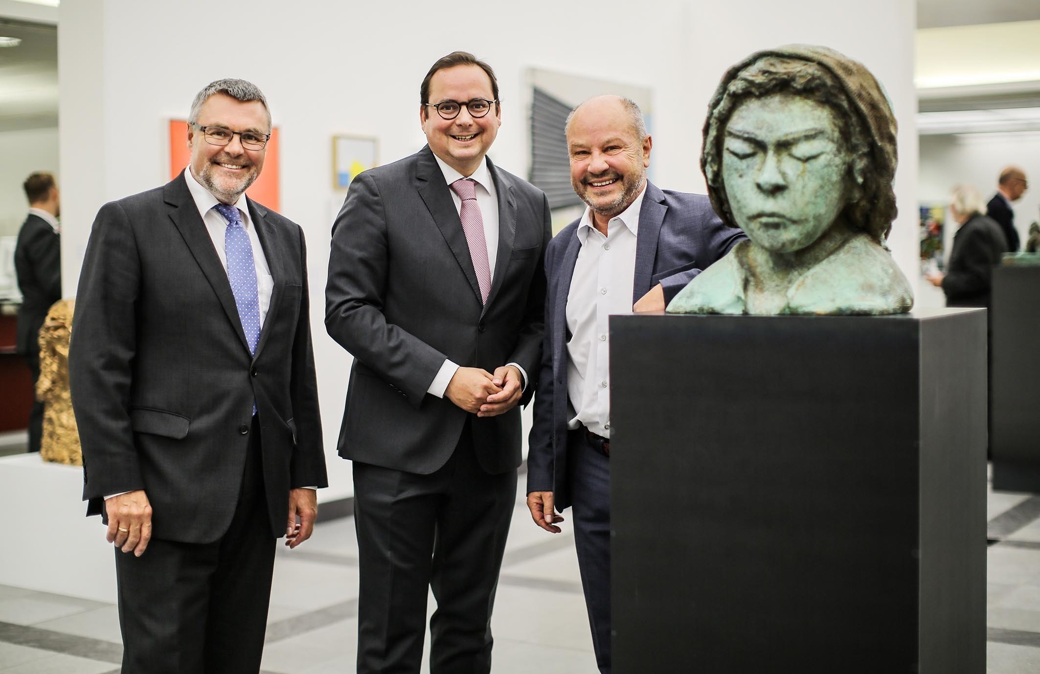 Vorstandsvorsitzender Helmut Schiffer, Oberbürgermeister Thomas Kufen und Professor Olbricht (v.l.).