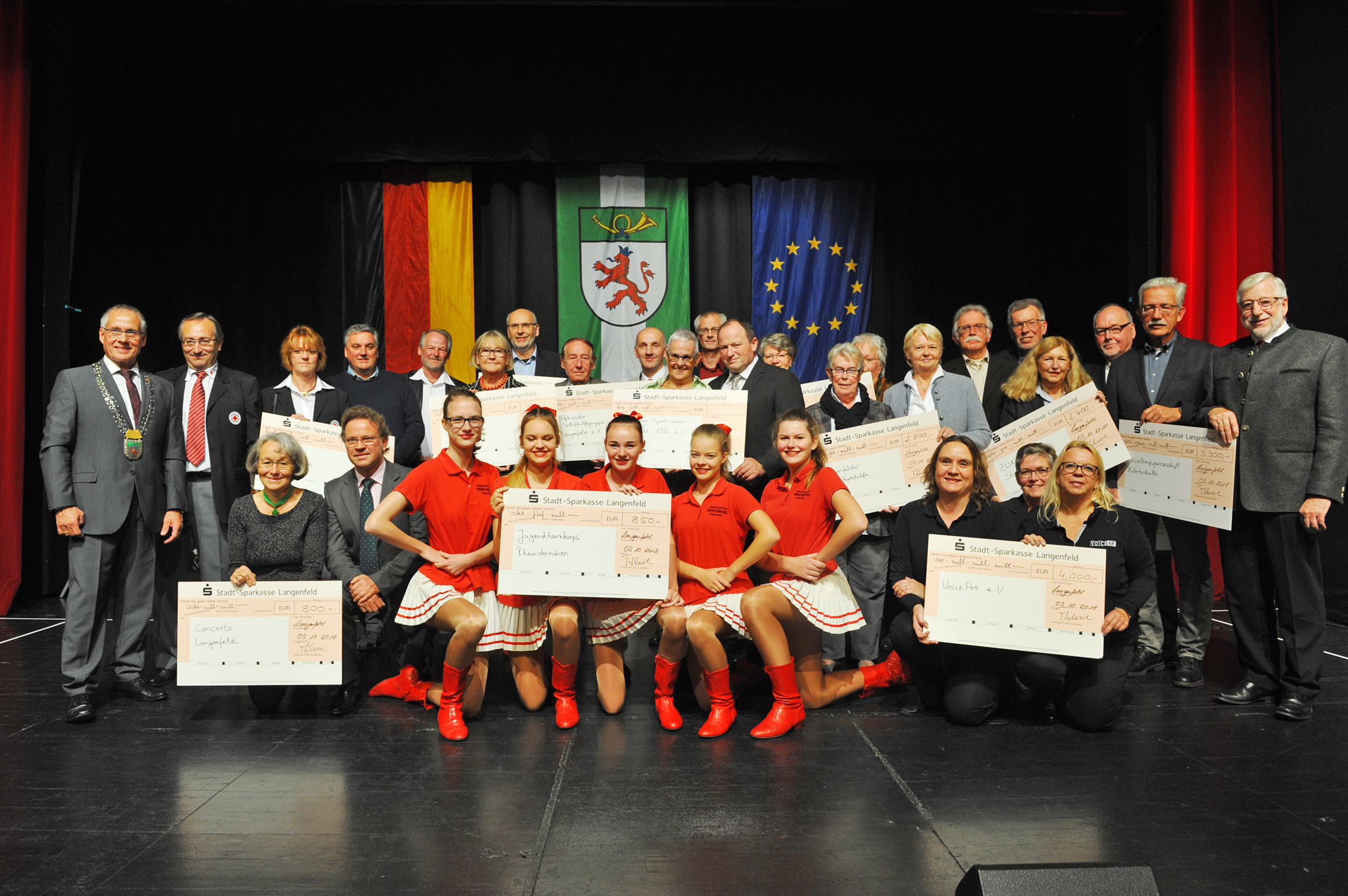 Beim 70. Stadtgeburtstag erhielten 16 Vereine exakt 37 475 Euro als Schecks aus der Hand von Bürgermeister Frank Schneider.