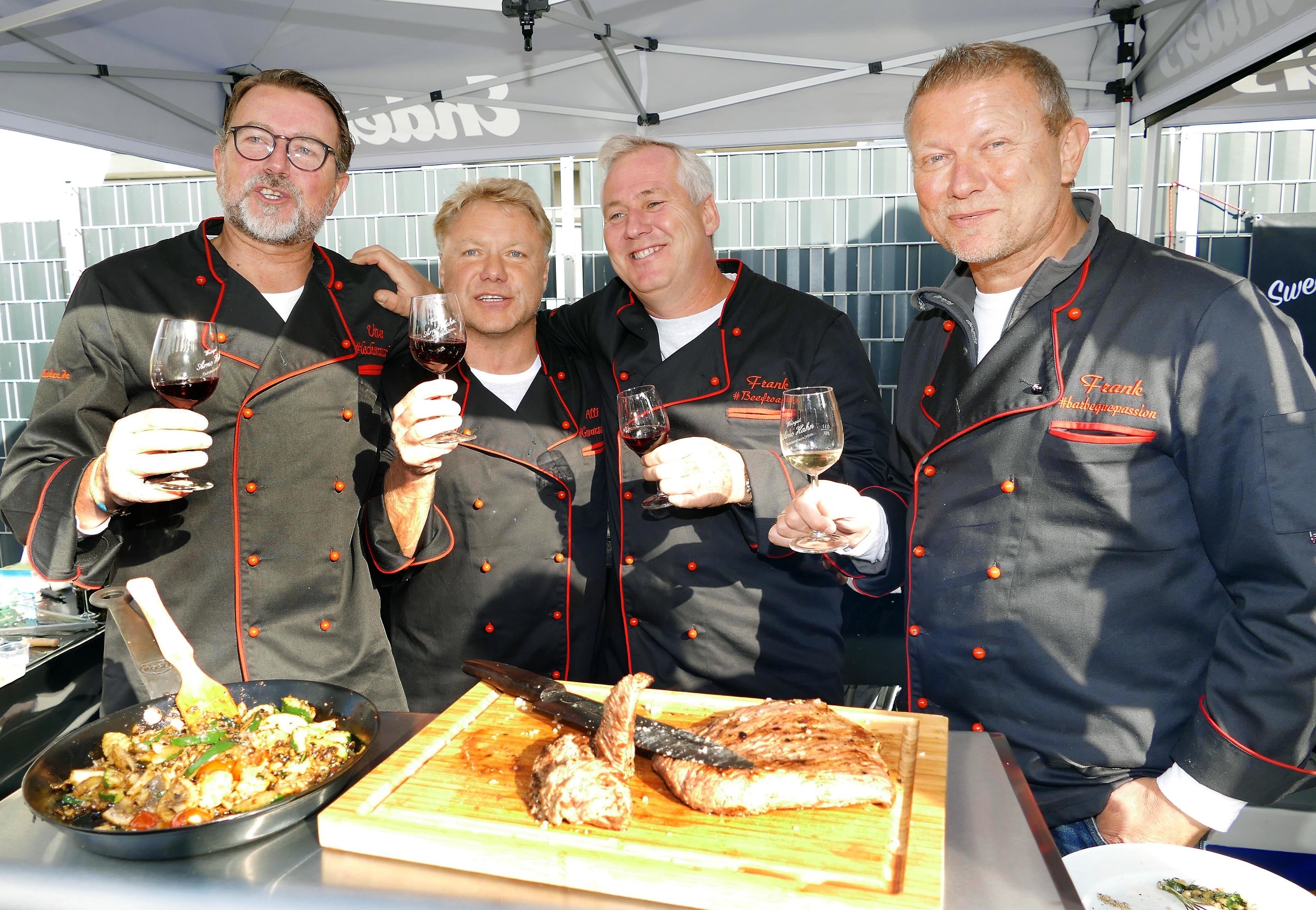 Die Meister am Grill feierten ihren Titel: Vier von sechs Leckercoaches traten bei dem Wettbewerb der Dortmunder Grillchampions auf dem Dortmunder Herbst an: Uwe Nows, Armin Küthe, Frank Drees, und Frank Nows.