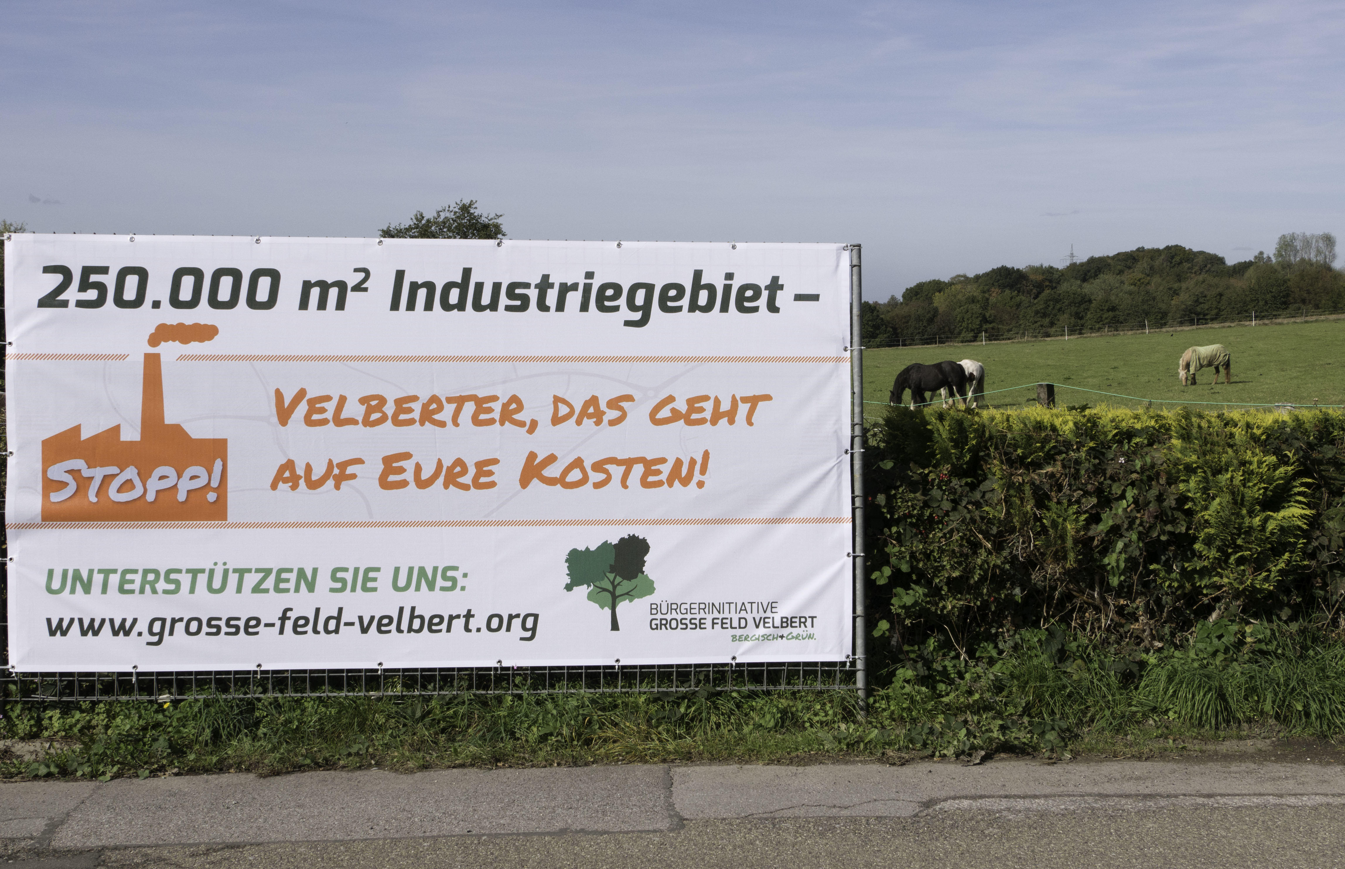 „250.000 Quadratmeter Industriegebiet – Velberter, das geht auf Eure Kosten!“ ist auf den Transparenten der Bürgerinitiative "Große Feld Velbert" zu lesen.