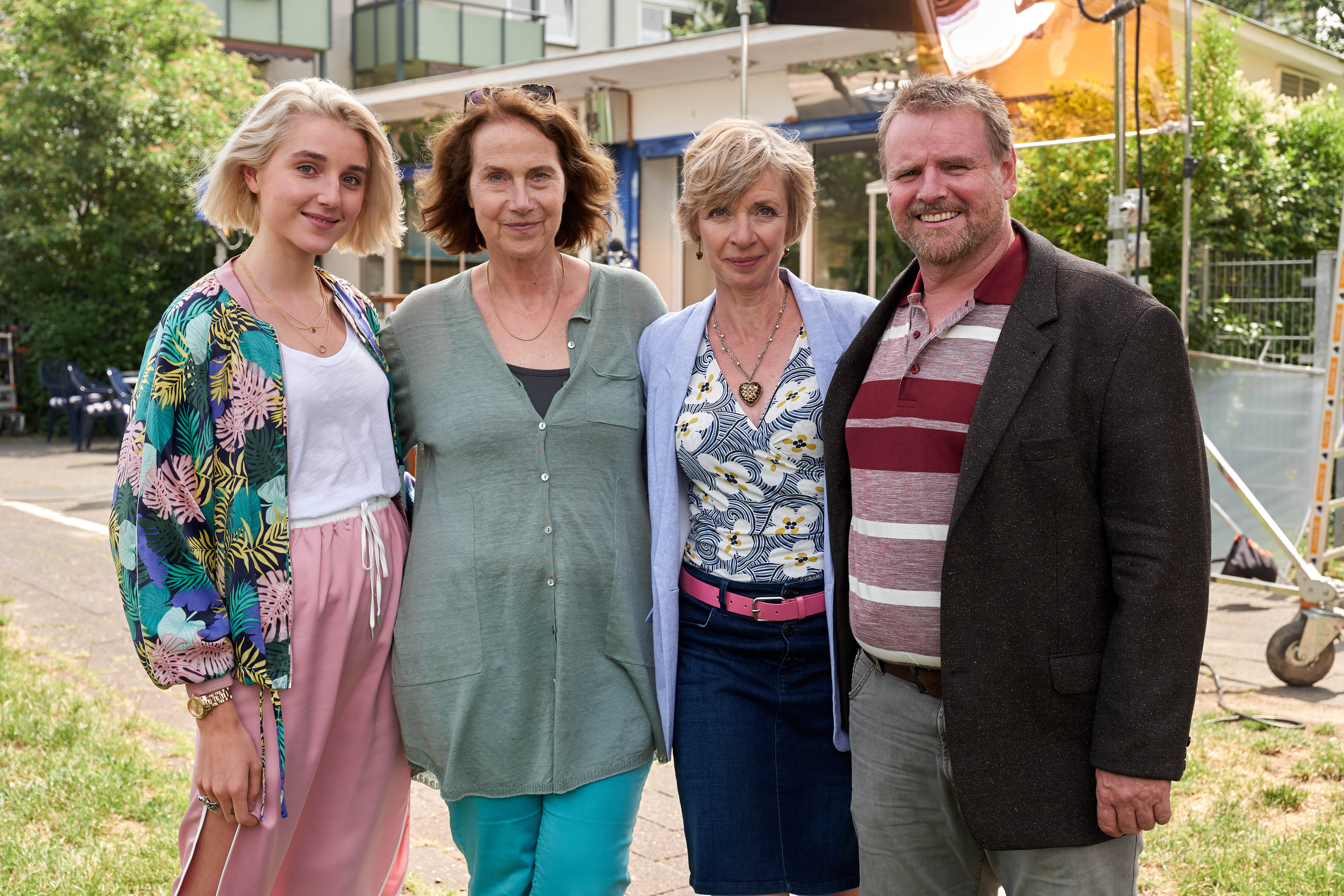 Von links: Jenny Neurath (Antonia Lindemann), Regisseurin Bettina Woernle, Sybille Neurath (Anna Stieblich) und Mike Neurath (Felix Wrter).