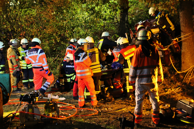 Der Unfallwagen wurde auch gegen weiteres Abrutschen an der Böschung gesichert.