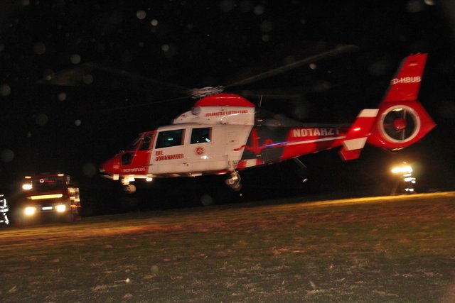 Der Rettungshubschrauber hebt ab.