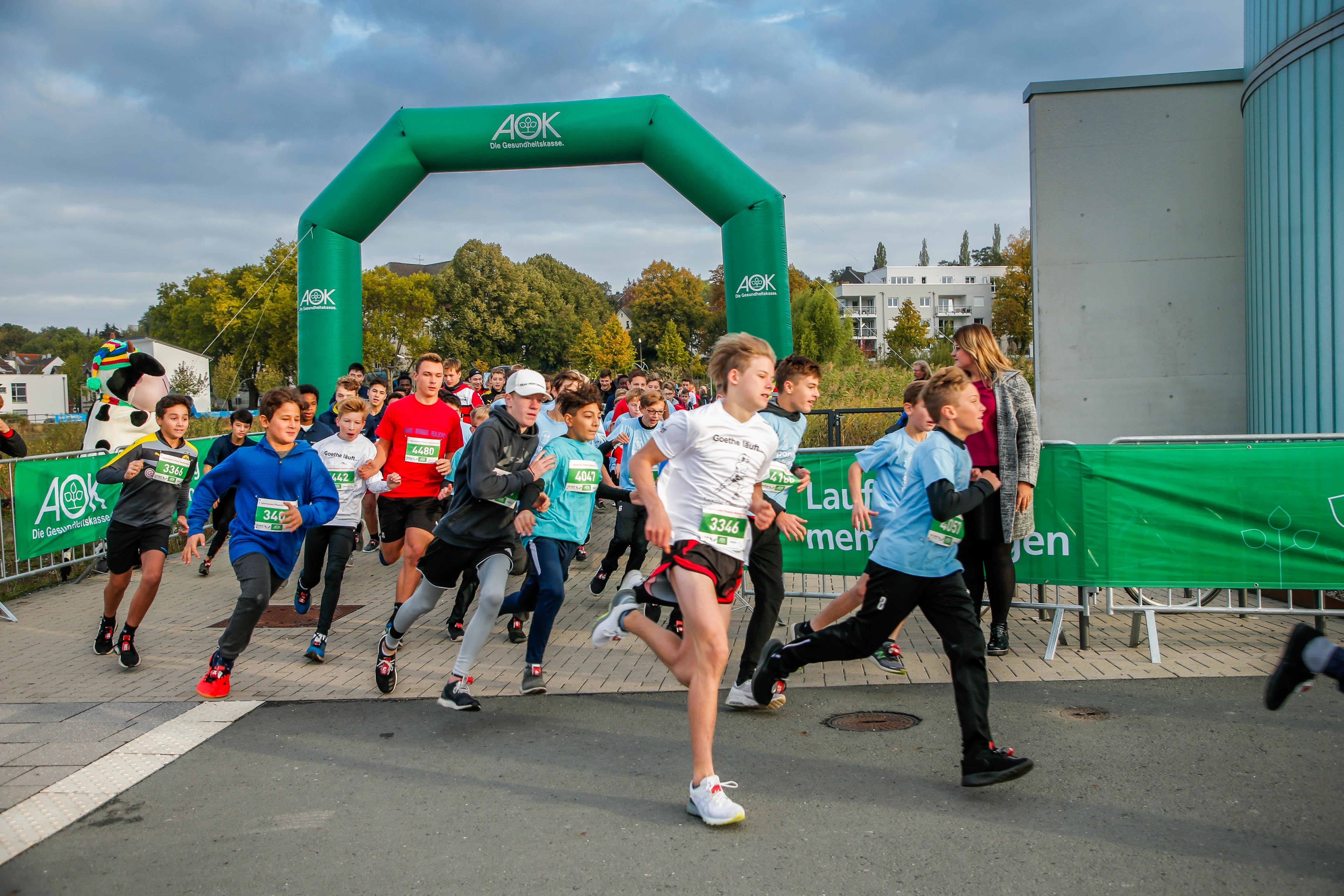 Am Tag der Arbeit legten sich die Dortmunder Schüler nicht auf die faule Haut, sie liefen um den See, wie hier die - U 16 -Läufer über 1,5 km.