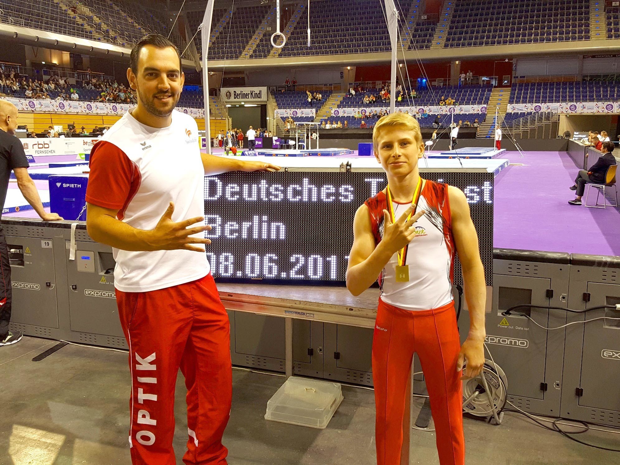Sydnee Ingendorn (31) strahlt, Michael Donsbach (17) sammelte zahlreiche Titel. Dann ereilten den talentierten Nachwuchsturner mehrere wachstumsbedingte Verletzungen. Aktuell befindet er sich im Aufbautraining.