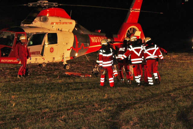 Transport des Patienten zum Rettungshubschrauber.